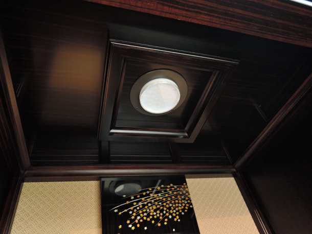 天井のLEDライトが仏壇内部を明るく照らします